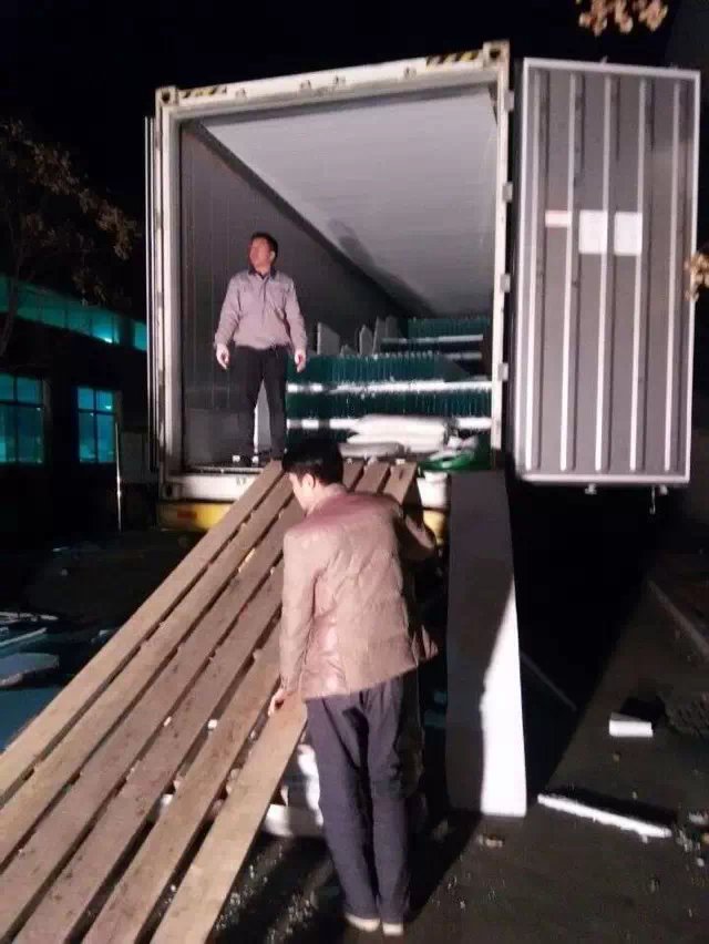 1548603429193194.jpg 出口秘鲁装车现场03.jpg